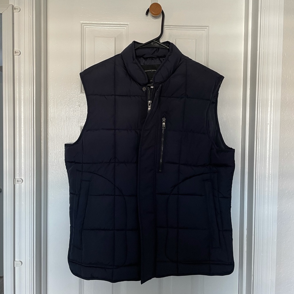 navy Banana Republic puffer vest M. NEVER WORN